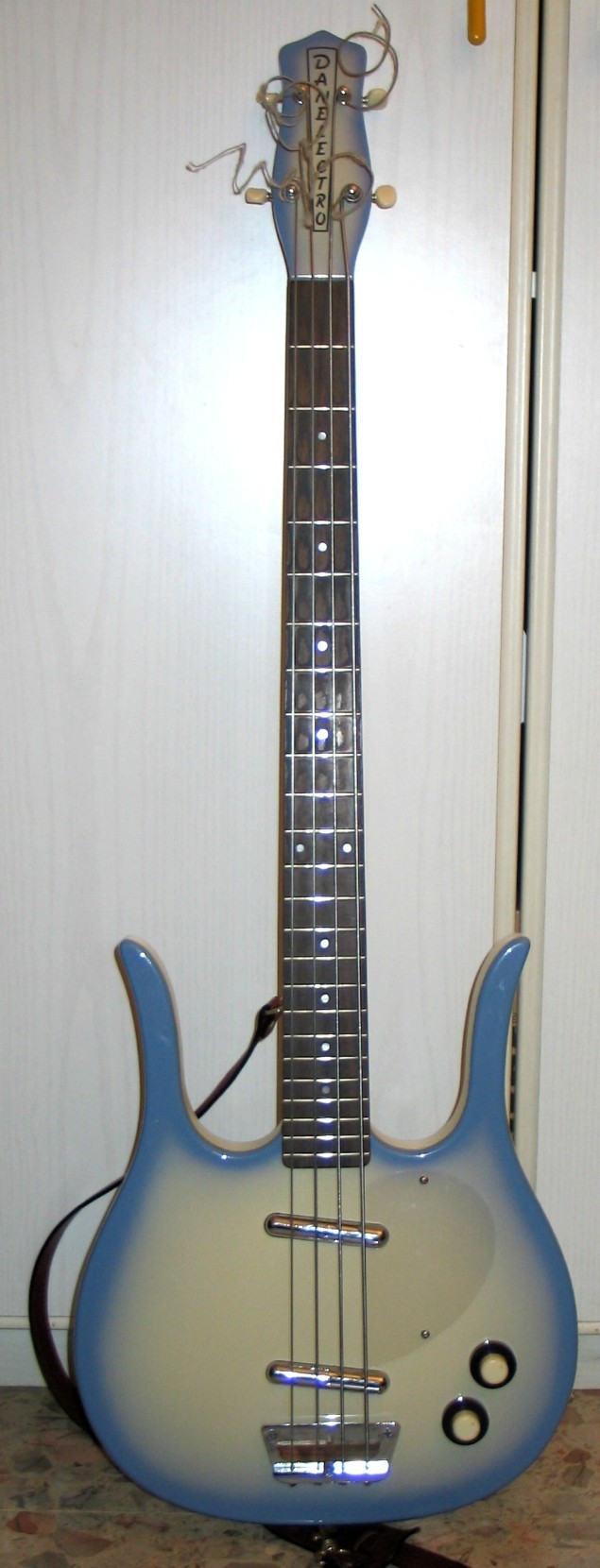 short scale basses-danelectro_longhorn_bass_blue_burst_rifflessi-jpg